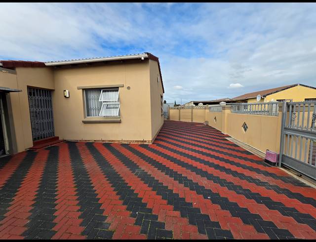 3 BEDROOM HOUSE FOR SALE IN DEVON PARK VILLAGE